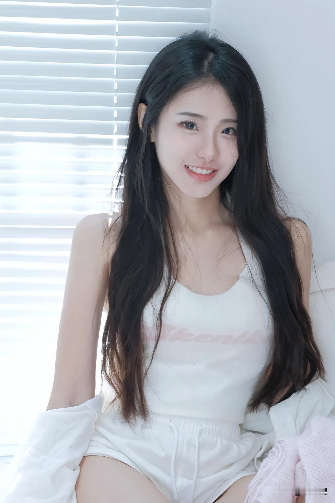 笑靥如花映窗纱，春光满面照人夸。