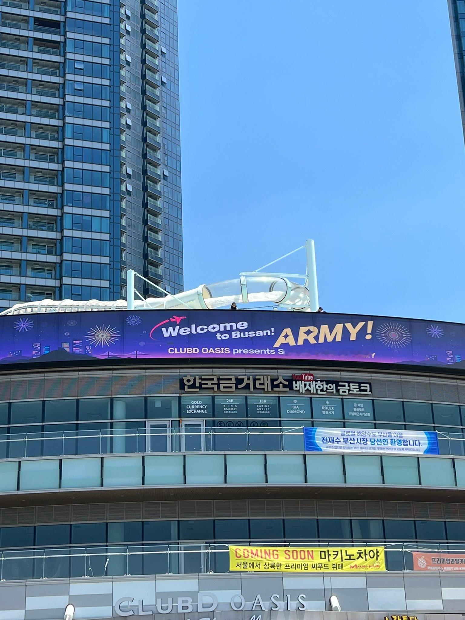 Welcome ARMY 🥹💜cr.seokjiniwife 