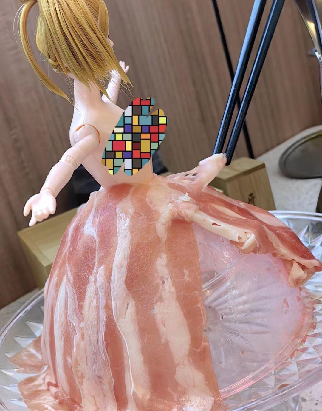 摆件最起码要有观赏性价值，感觉这个“跪姿旗袍女性”和“用芭比娃娃做肥牛摆盘”观感