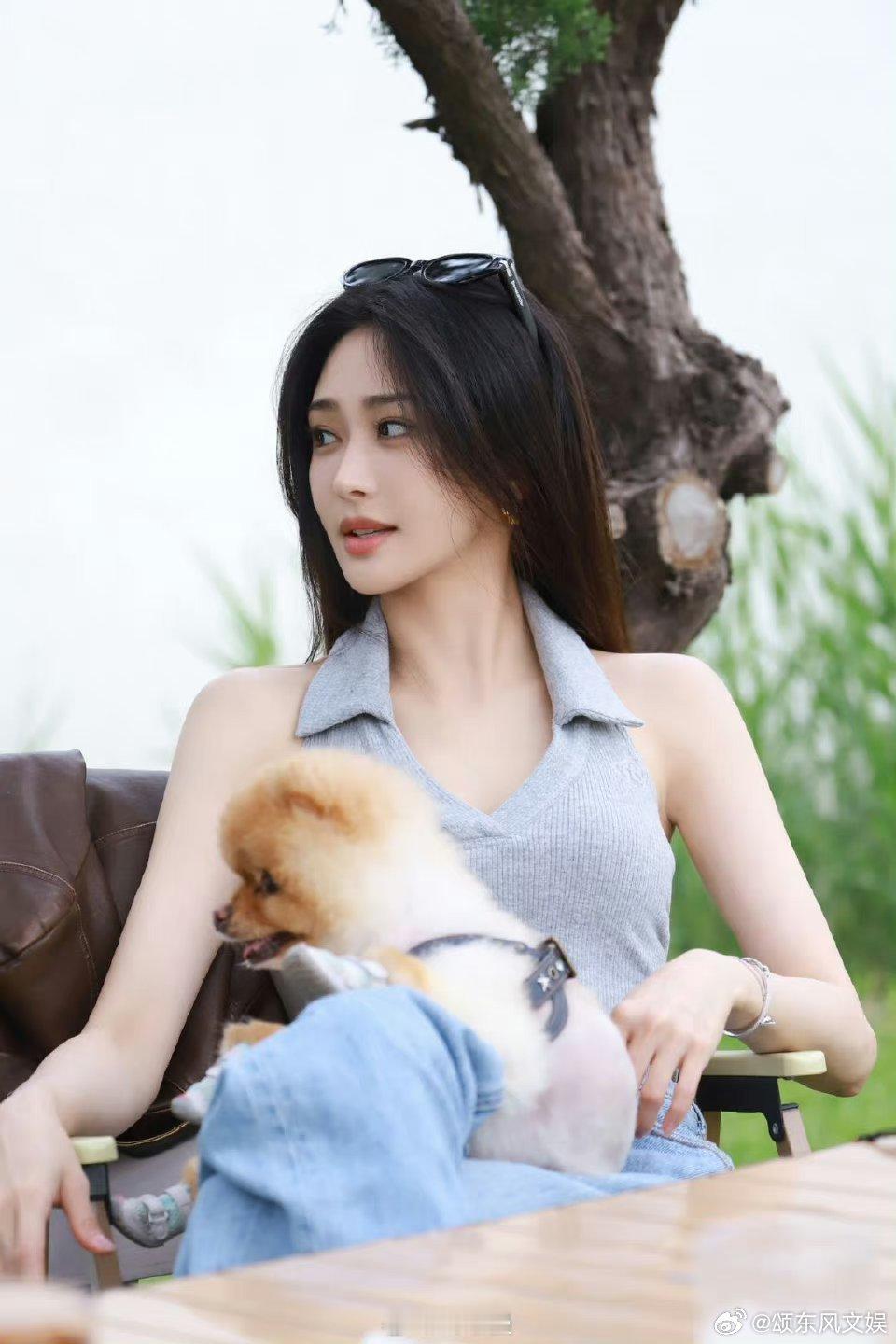 #陈冰女艺人的边界感# 陈冰称呼女生饿了宝宝，称呼男生饿了哥，出色的边界把控让人