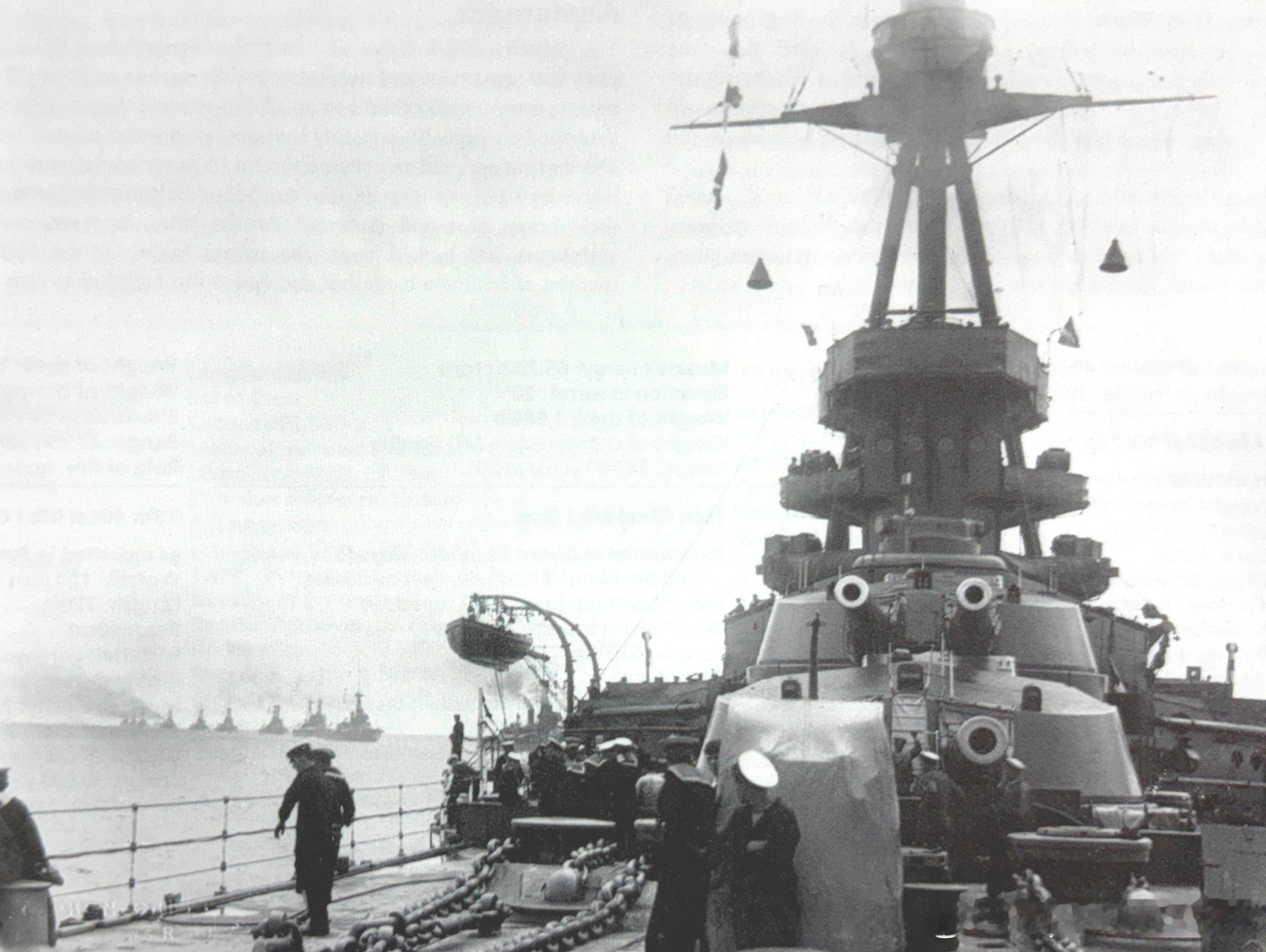 1914年夏从HMS Marlborough马尔伯勒号船艏向后望去，可见前部的1