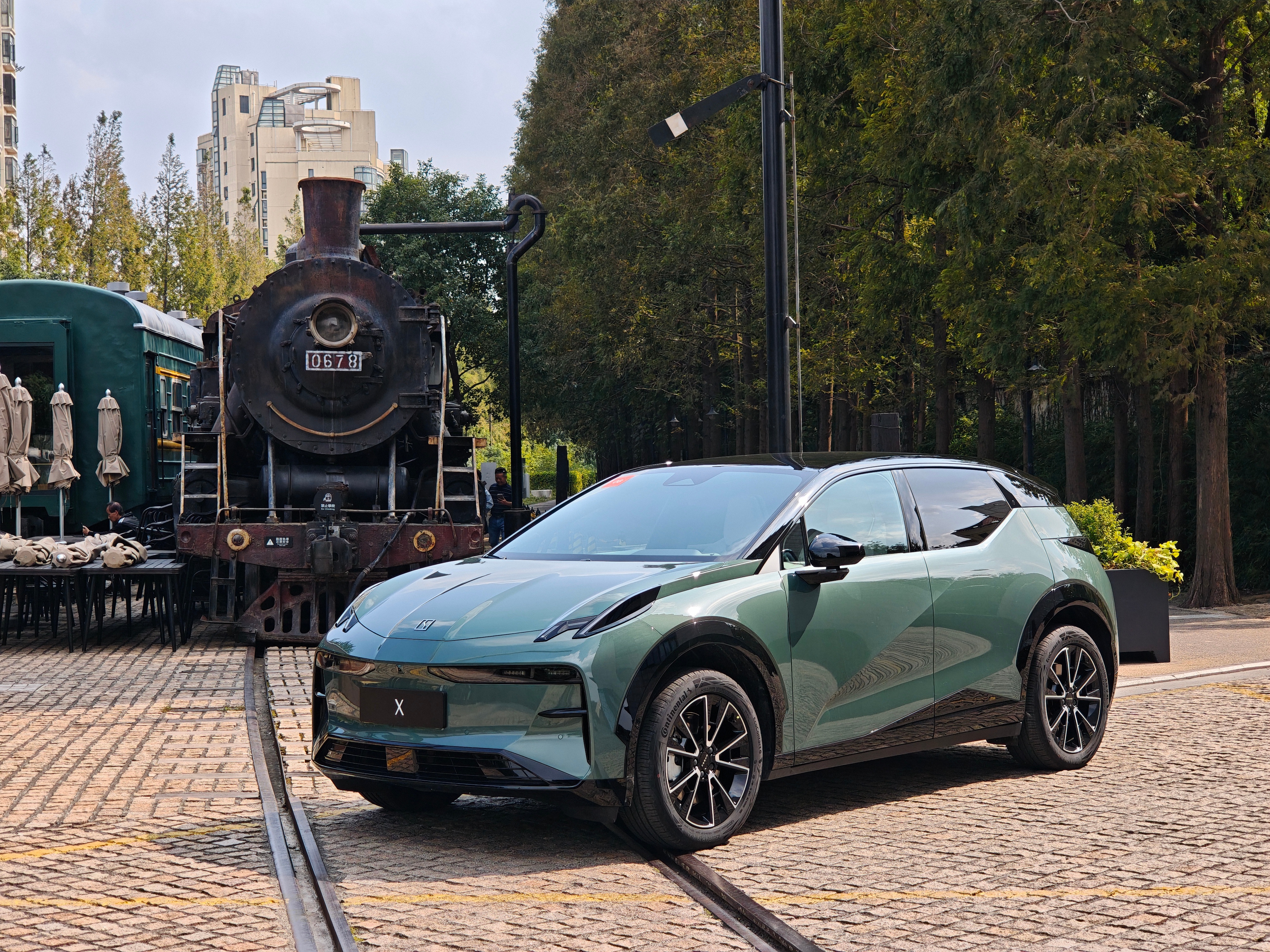 印象中，极氪X刚面世时是一款起售价20万的紧凑级豪华SUV，在上海的能见度甚至比