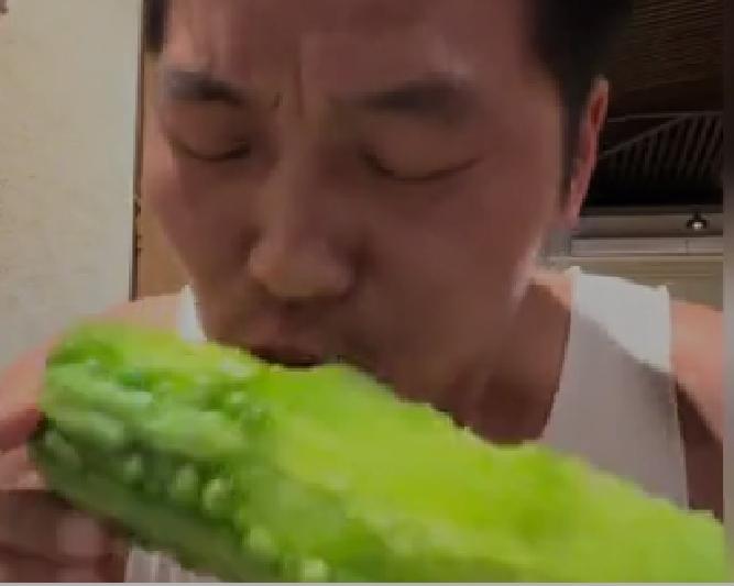 苦瓜和茄子，究竟哪一个可以生吃？
按：若论生吃蔬菜，哪里都干不过东北，但东北人不