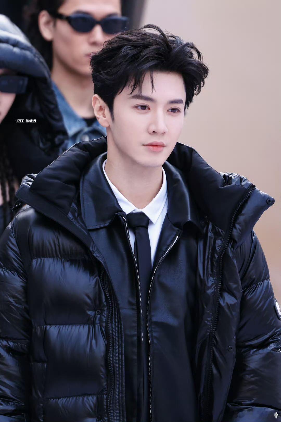 陈哲远 财阀少爷气质  陈哲远今日路透，羽绒服也能穿出高级感，财阀少爷的气质浑然