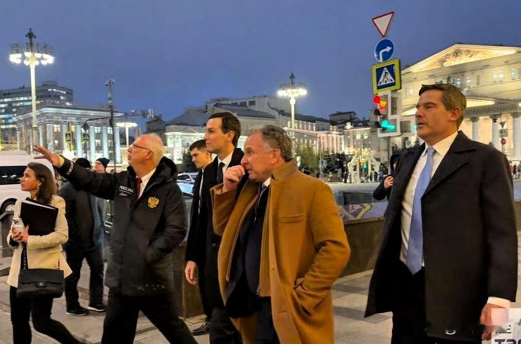 在克里姆林宫会谈前，德米特里耶夫与维特科夫、库什纳现身莫斯科市中心。看一看莫斯科