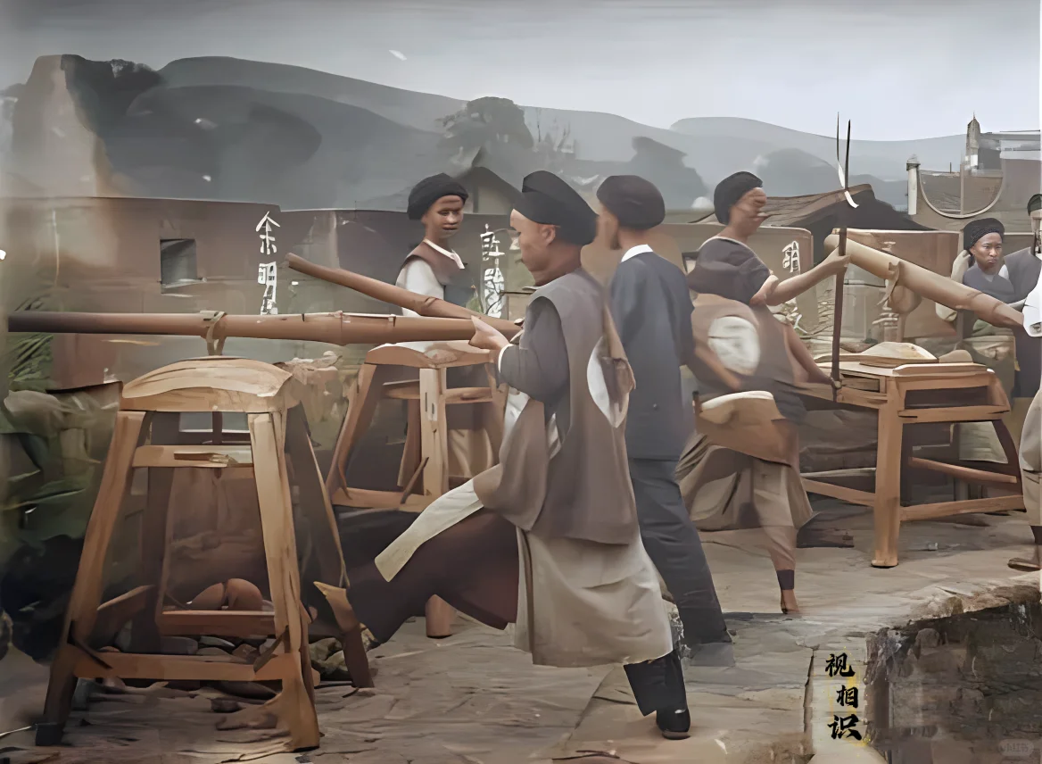 1911年，四川保路运动时，资州城墙正在作战的勇营士兵，勇营不算正规的...