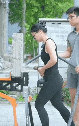 女生拿电钻机在砖块上钻孔，当即将钻透砖块时，由于惯性因素女生的手被碰到，疼痛不已