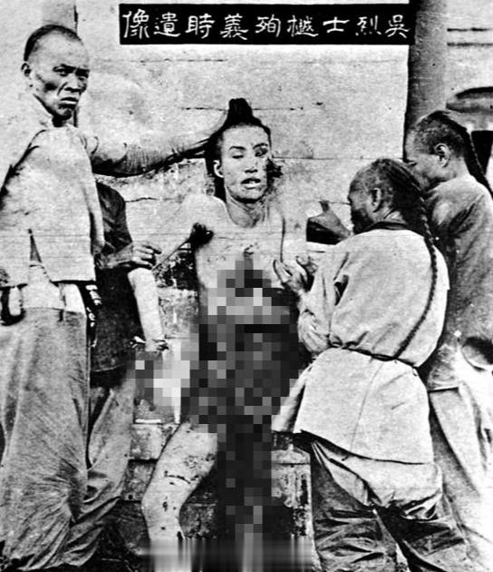 1905年，北京火车站，吴樾行刺失败，一名清军抓着他的辫子，正被清理出车厢，镜头