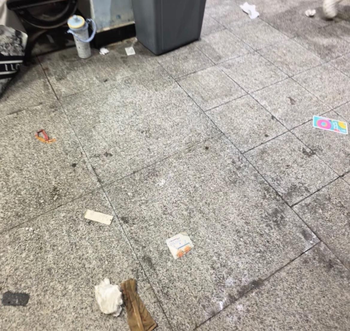 【玉林某水上乐园更衣室垃圾乱丢还有味道】

5月31日，网友吐槽：玉林市的某水上