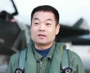 胡佳梁，男，北部战区空军航空兵某旅强军先锋飞行大队飞行员。他曾驾驶歼-20在训练