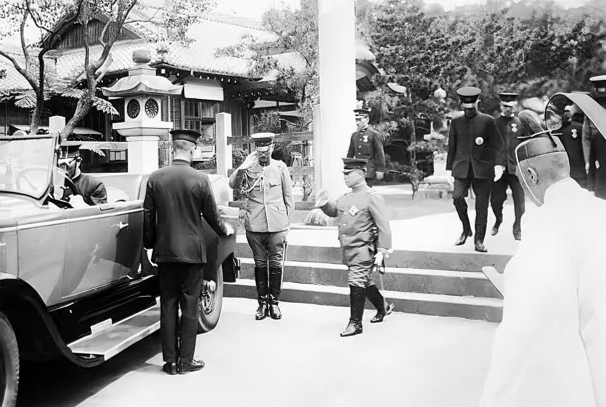 图中的这个小矮人，是日本久迩宫邦彦王1928年在台湾的时候，不久后他就被朝鲜义士