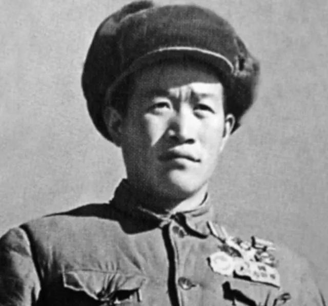 抗美援朝时，杨育才推开白虎团会议室的大门，房间灯火通明，70多个南朝鲜军官正在开