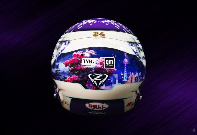 周冠宇晒新赛季青花瓷头盔晒新赛季头盔：新头盔！依旧是青花瓷 / 天际线主题 💜