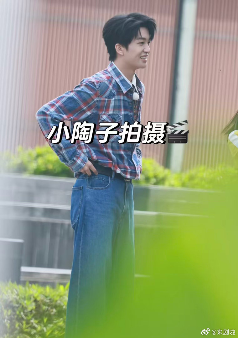 黄子弘凡跑男出场又在模仿谁奔跑吧复古造型全员在线，但黄子弘凡偏偏要“独自美丽”搞