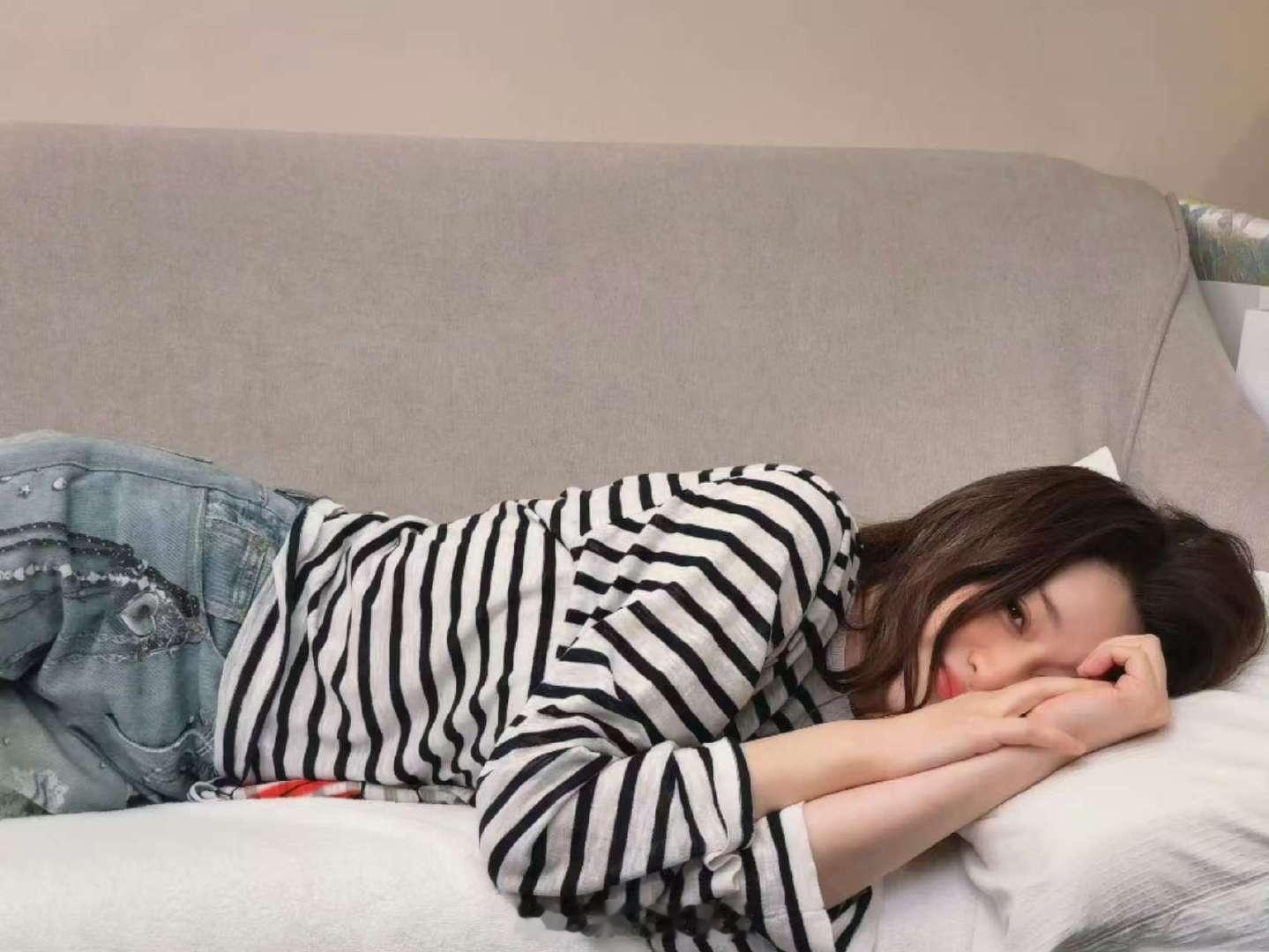 李小冉这张真是我配看到的角度吗 同样是凌晨三点吃东西，她吃出了杂志封面，我吃出了