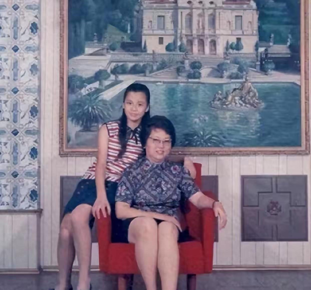 翁美玲的美真的是从骨相里透出来的。
上世纪70年代那张没出道时和妈妈的合影里，她