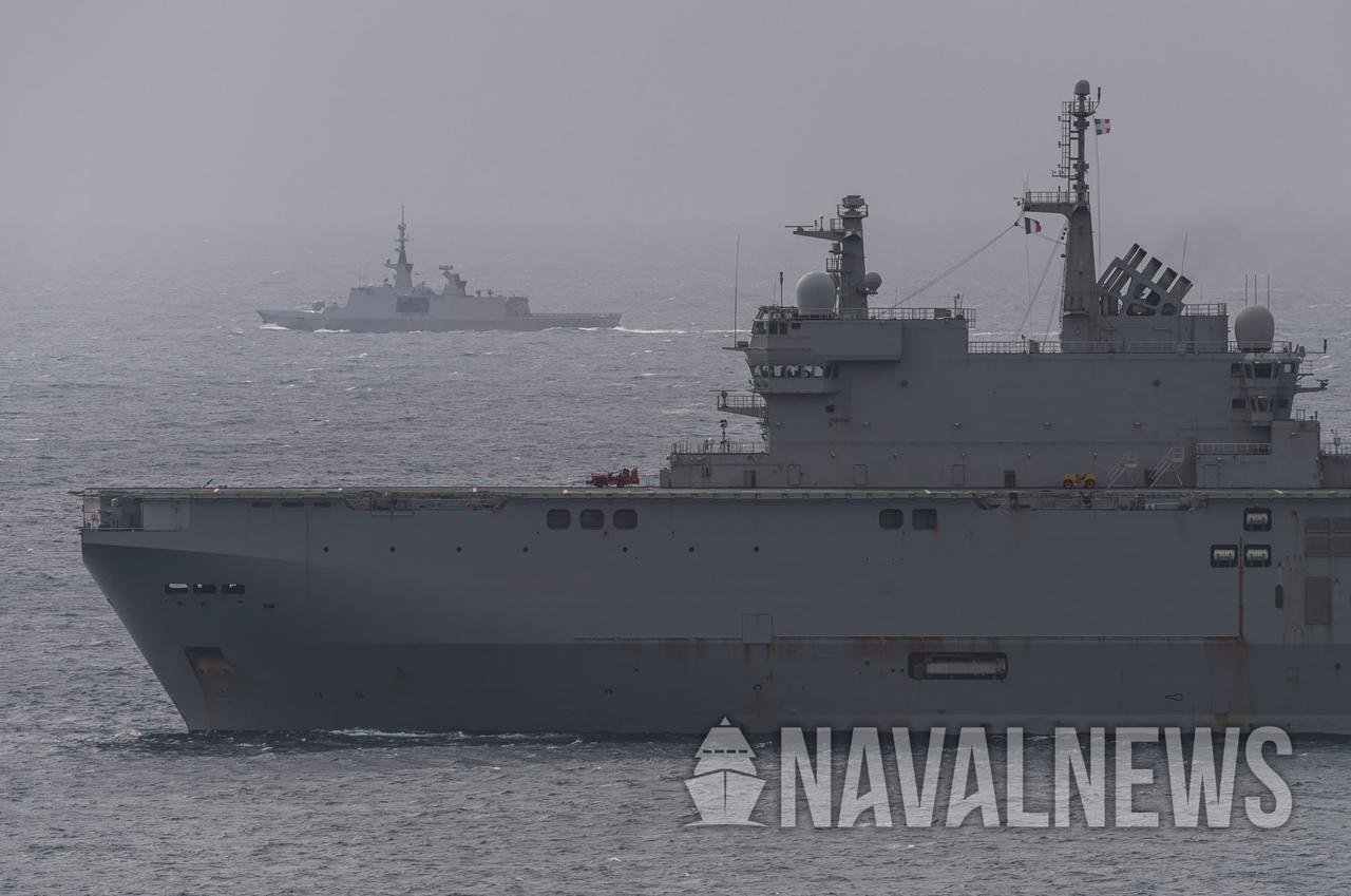 法国海军西北风级两栖攻击舰离开土伦军港进入地中海