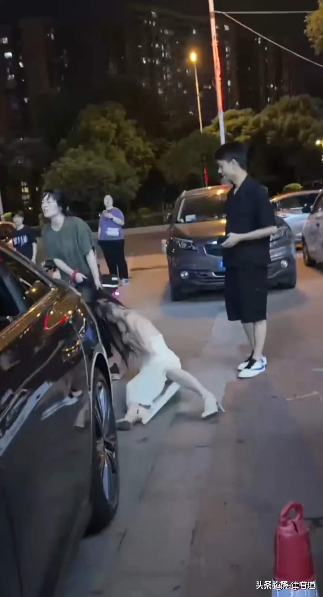 当街手撕“小三”，女子街头捉奸，撕毁第三者衣服，拳脚相加，维权应该，但首段可能违
