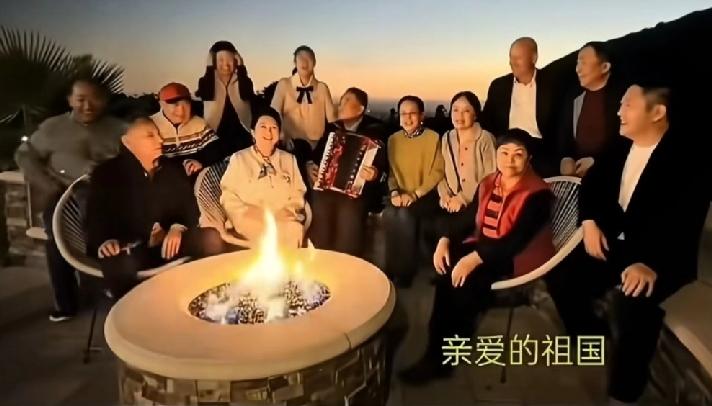 姜昆说“相声得高雅，得教育人”。他是这样说的，也是这样做的。昨晚，在美国加州一栋