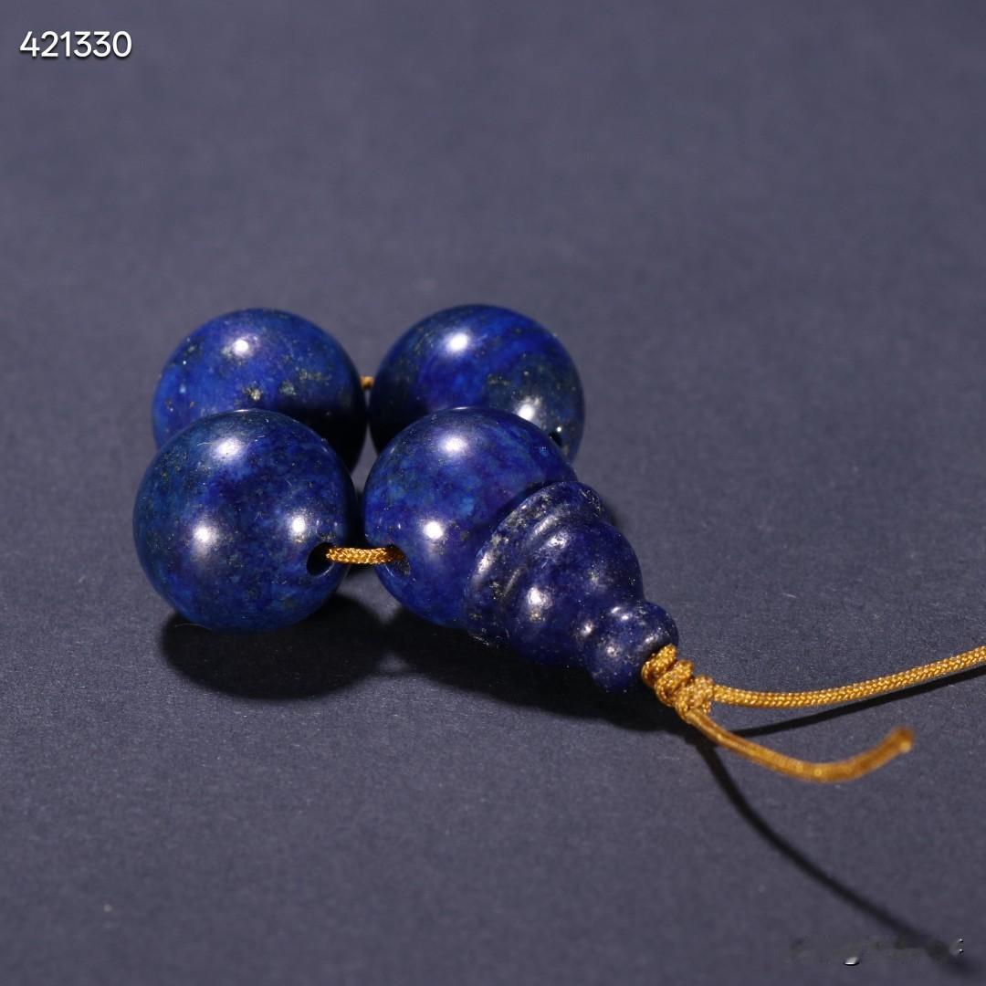 清代 青金石隔珠三通。
规格：珠径1.6cm