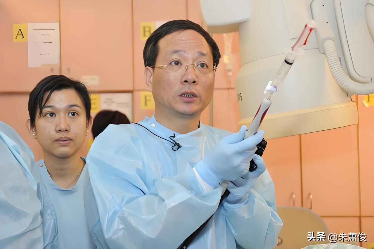 金震东，1962年生，浙江人，海军军医大学附属长海医院消化内科执行主任、主任医师