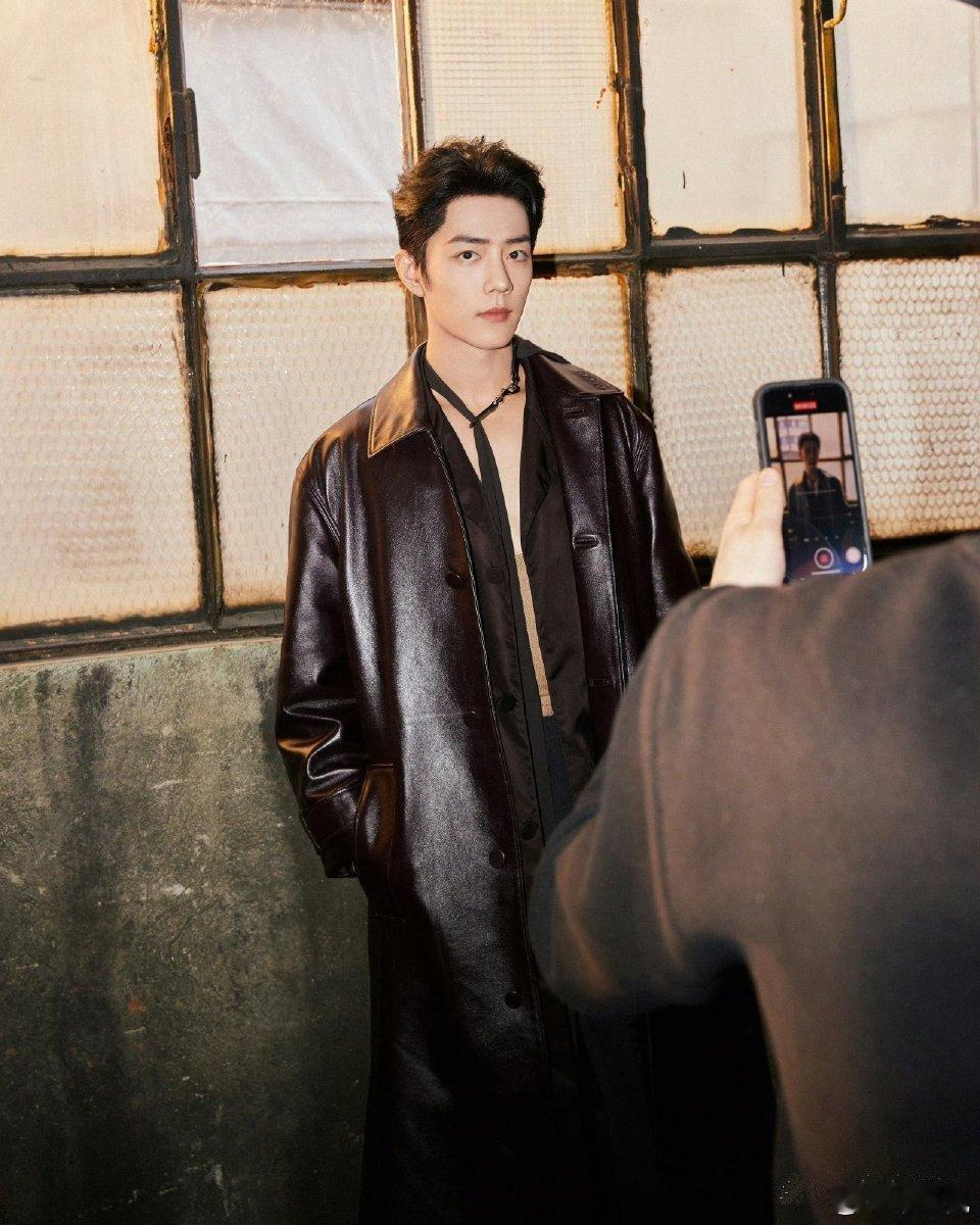 这俩人穿的简直一模一样，邓为就这么想对标肖战吗[允悲]还是先减减肥再来吧～ ​​