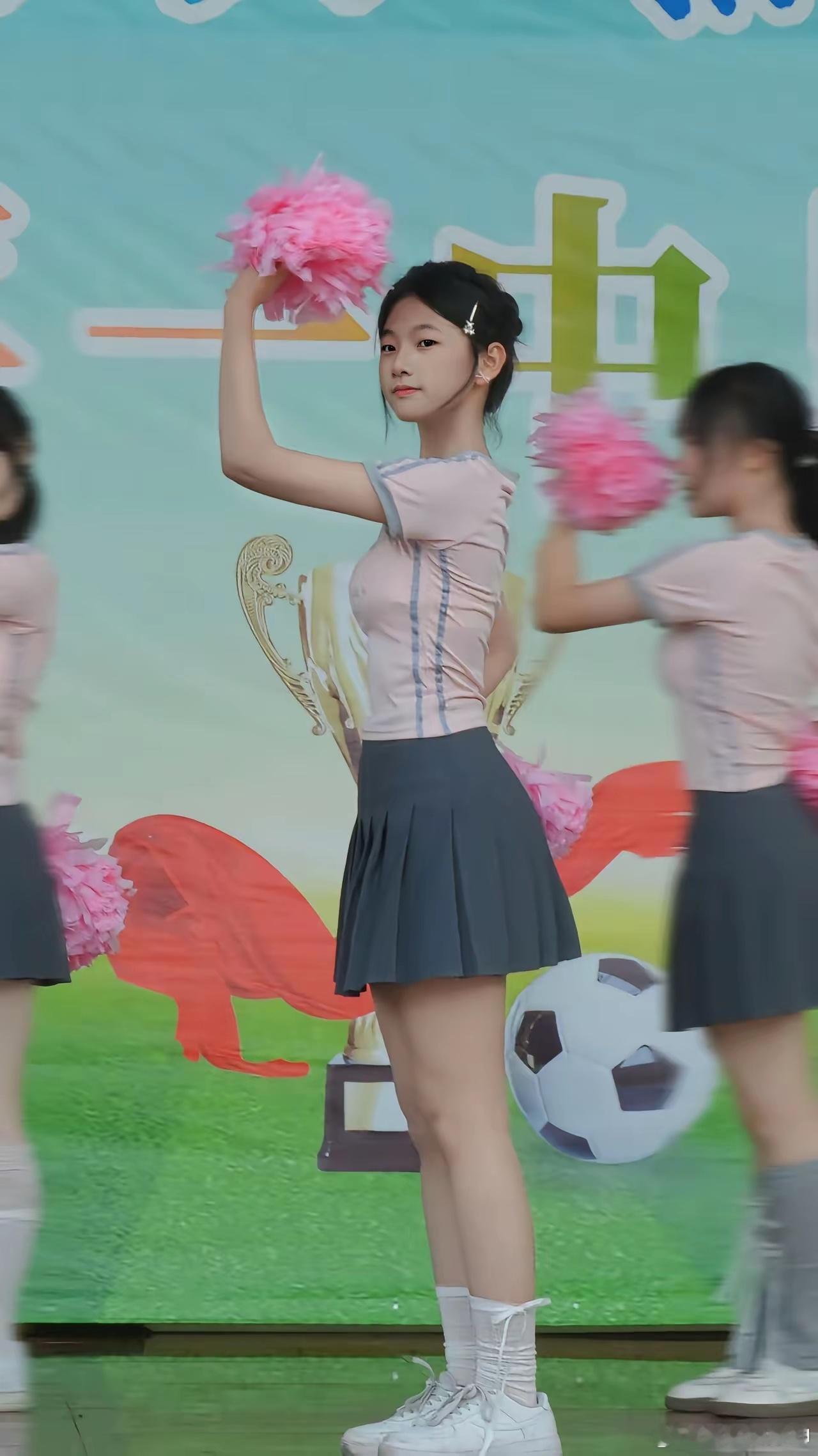 发现一个小姑娘，挺漂亮的 