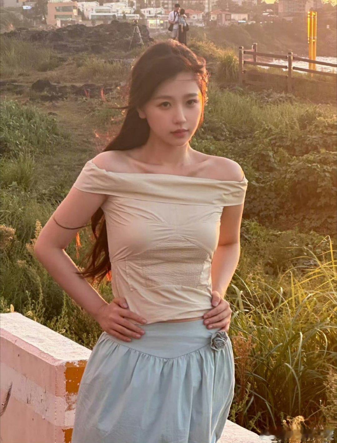 虞书欣新出游照，头上怎么出现了这个... ​​​