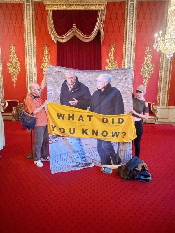 英国白金汉宫在夏天对游客付费开放，反对君主制主张共和的英国人士借机搅闹王室，他们