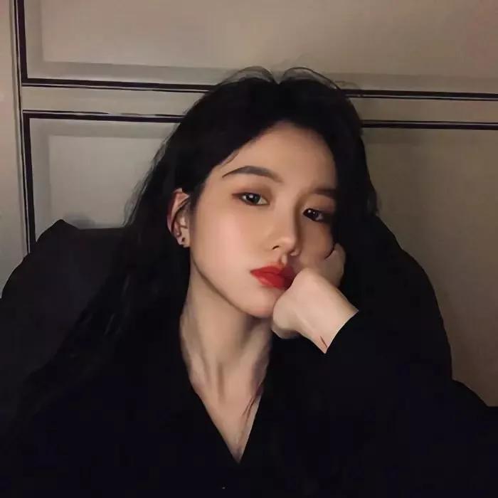 沉静的夜晚，红唇的温柔，一抹黑衣，指尖轻触。深发红唇 红唇生活照 黑裙氛围感写真