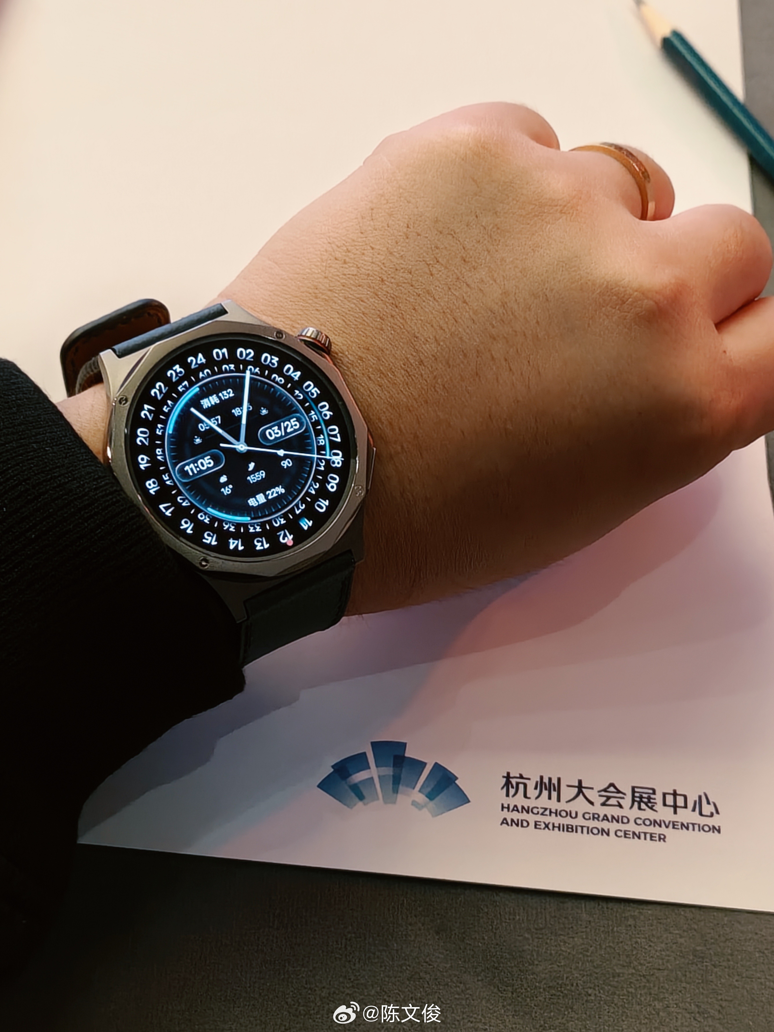 阿慕这个表带确实牛，OPPO Watch X3原装的硅胶表带有点运动，配皮带出大
