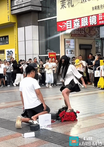 爱到卑微，你就输了
 
街头人山人海，男生手捧鲜花当众下跪求婚，满心诚意，换来的