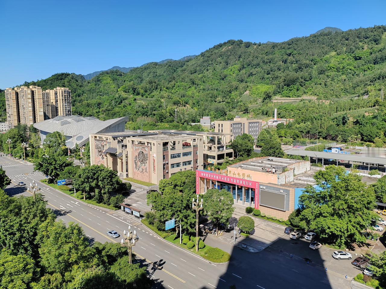 赤日凌空照，炎氛似火烧。
蝉鸣声声噪，三伏气温高。