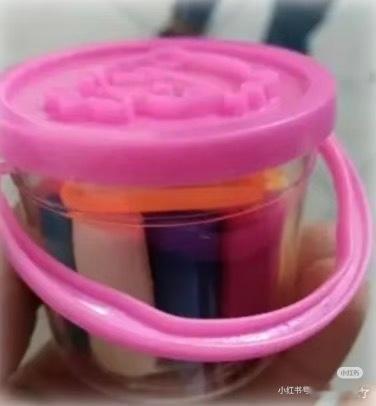 美术课之所以恶心，除了我没天赋，就是经常让买点新道具。什么水彩笔，油墨，蜡笔，油