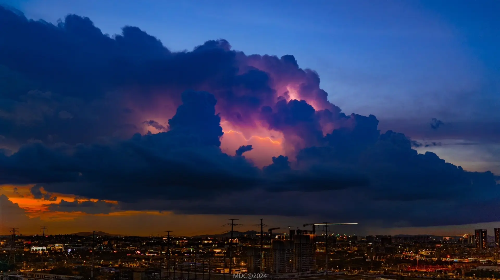 广州这两天真的一开窗就是绝美天气。海风的广州天，无敌了，拍大片有手就行#今天的天空特别美 #晚霞 #随手拍天空 #日落🌄 #傍晚的天空