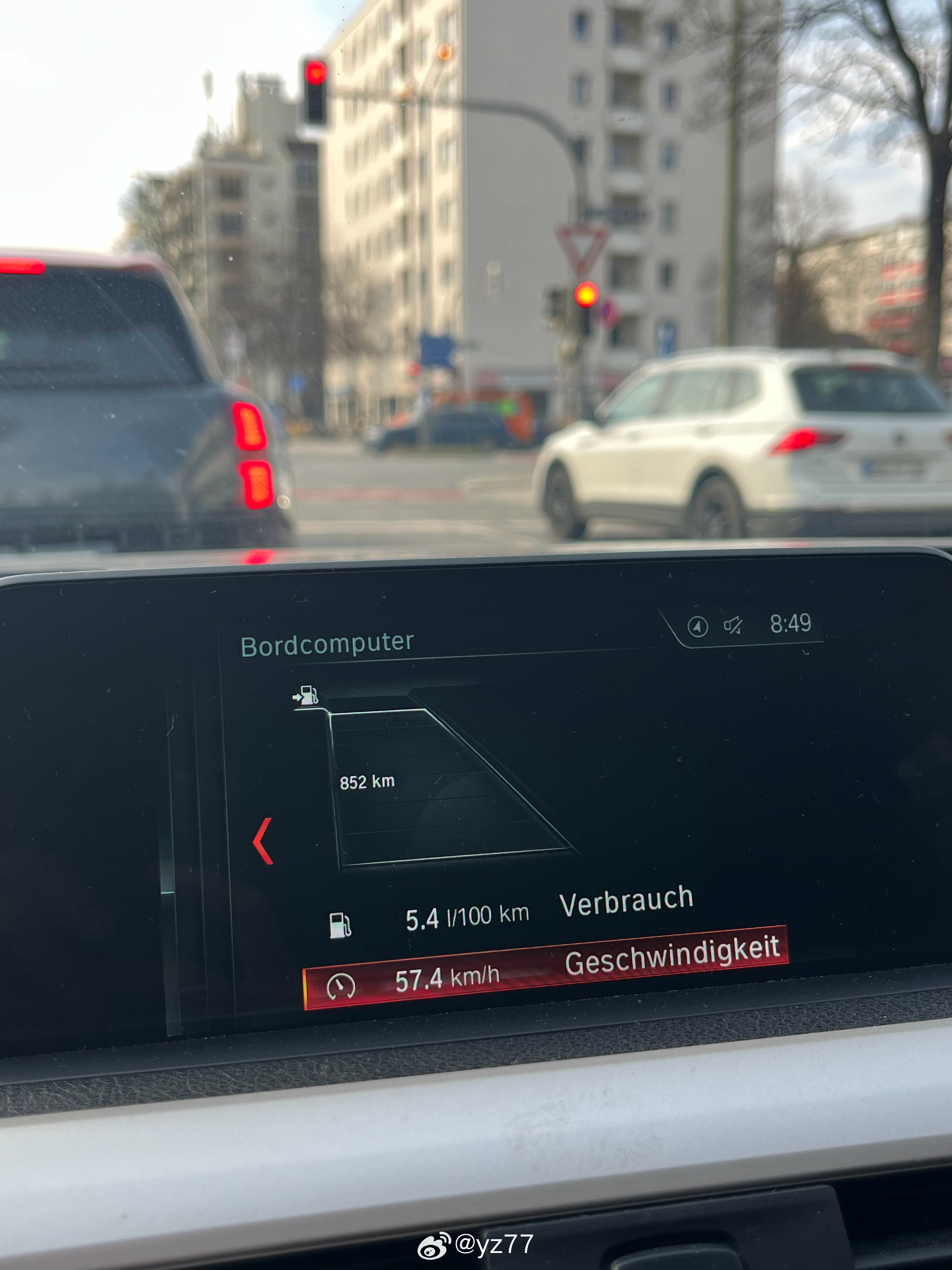 早出门也太他妈堵了，都把油耗给我堵到5.4了，还是晚上班晚下班好。 