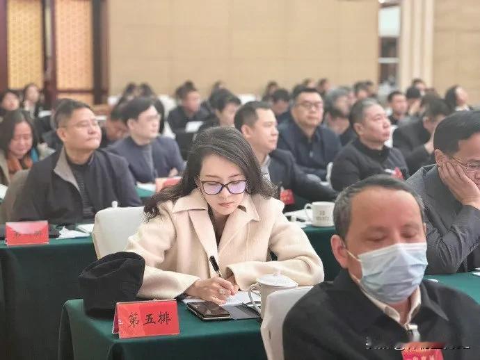 章子怡全国文联会议开会素颜，这波是体制内版女强人[酷] ​​​


章子怡的另一