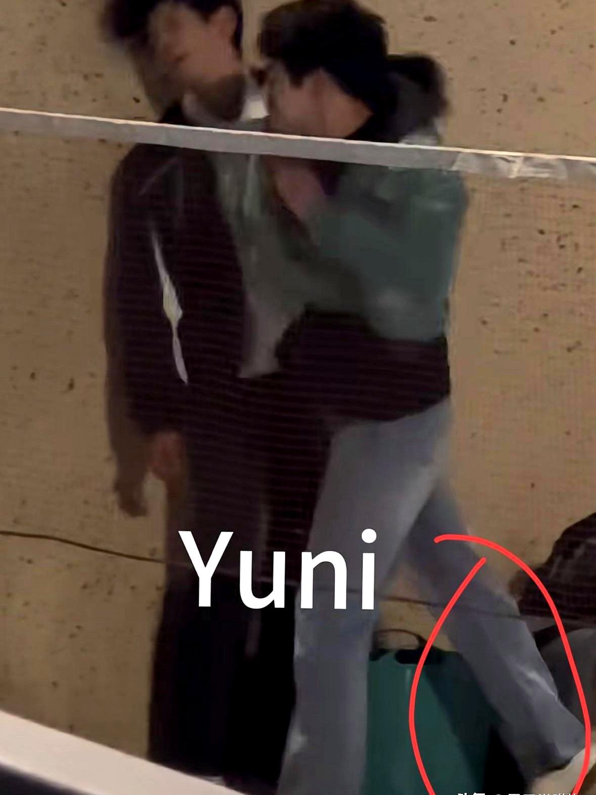 听说好像还带着戒指。
 

吕奕豪打王年将成时，健身教练说他动作像打沙袋还标准，