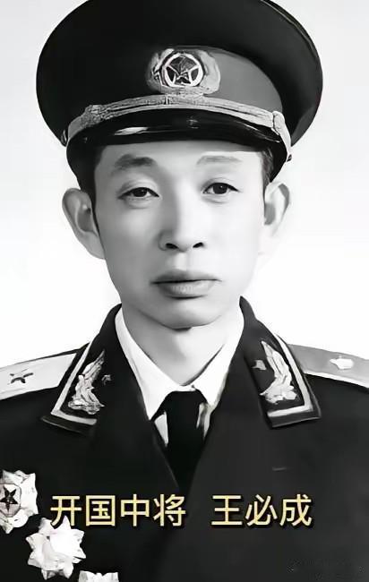 1943年金坛街头一幕，尽显名将城府
 
1943年秋，金坛县城大街上，一名侦察