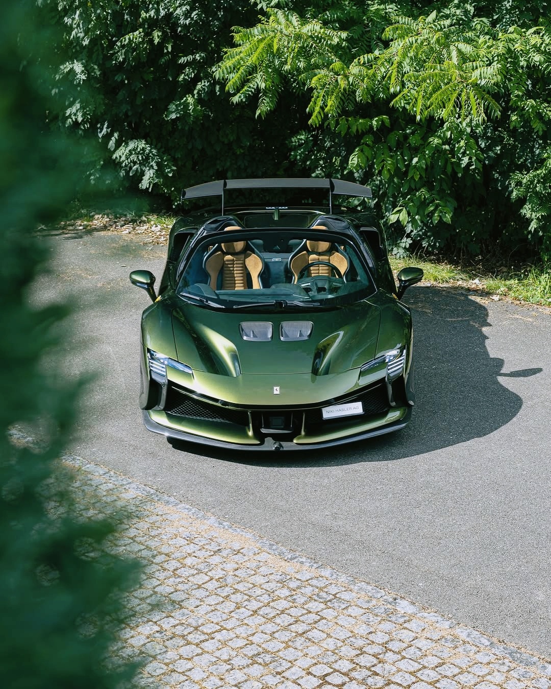 Ferrari SF90 XX Spider采用可折叠式硬顶设计，时速45内，1