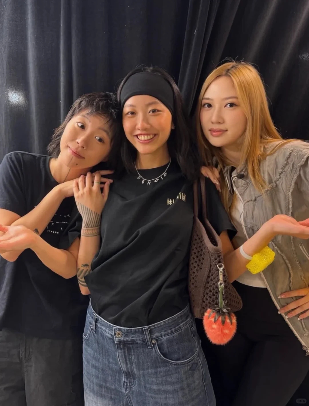 陈康堤晒出和窦靖童、甄济如的合影，她们三个星二代长得都好像妈妈。 