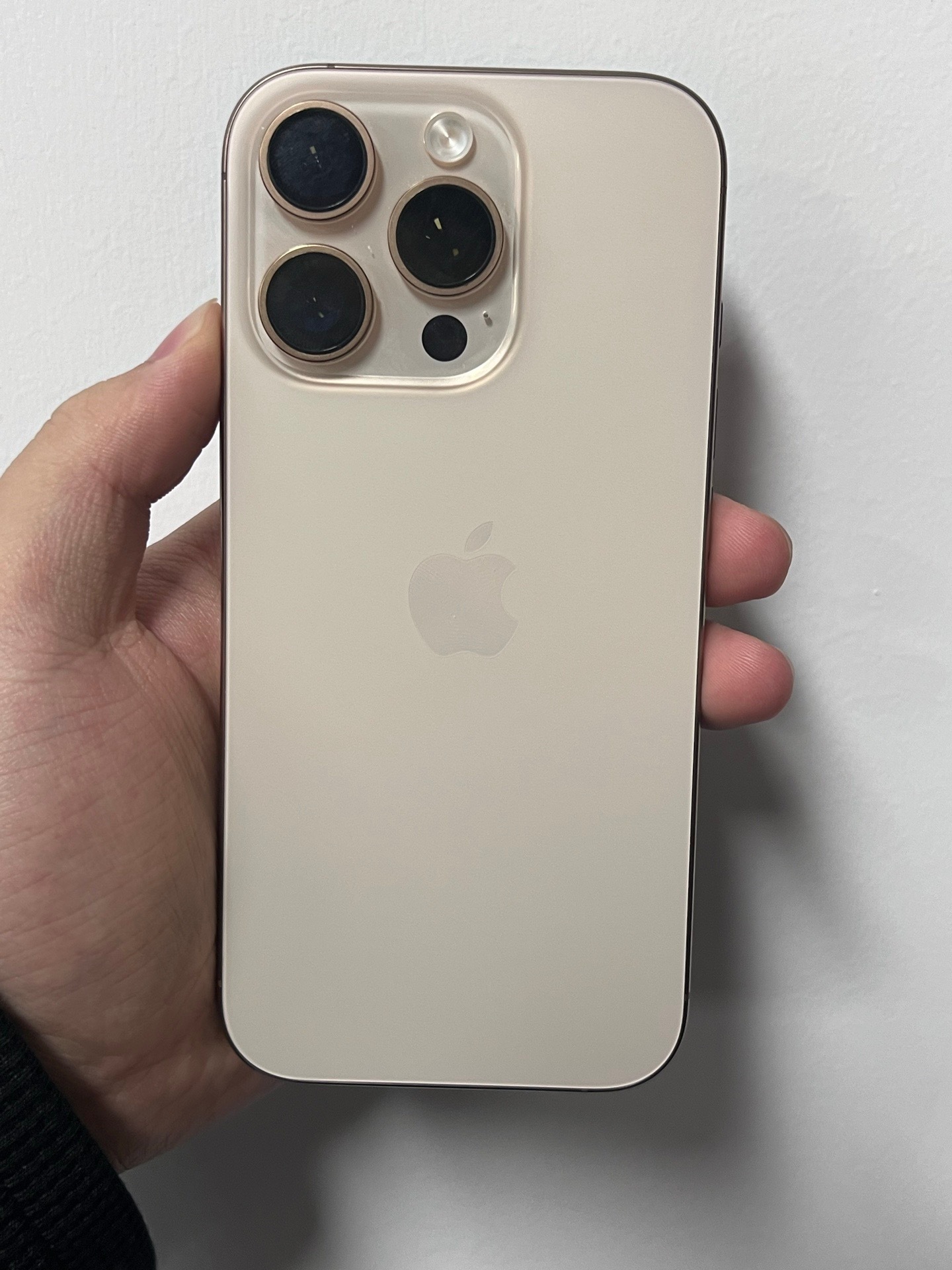 收了个16Pro 256 国行 92电池 就边框小磕 屏幕后盖都靓卖个五千几合适