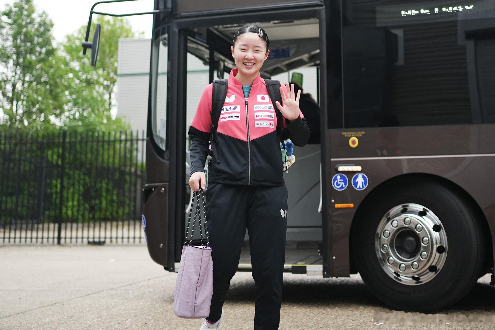 伦敦世乒赛团体赛 日本女队到达训练会场张本美和、早田希娜、桥本帆乃香、长崎美柚、