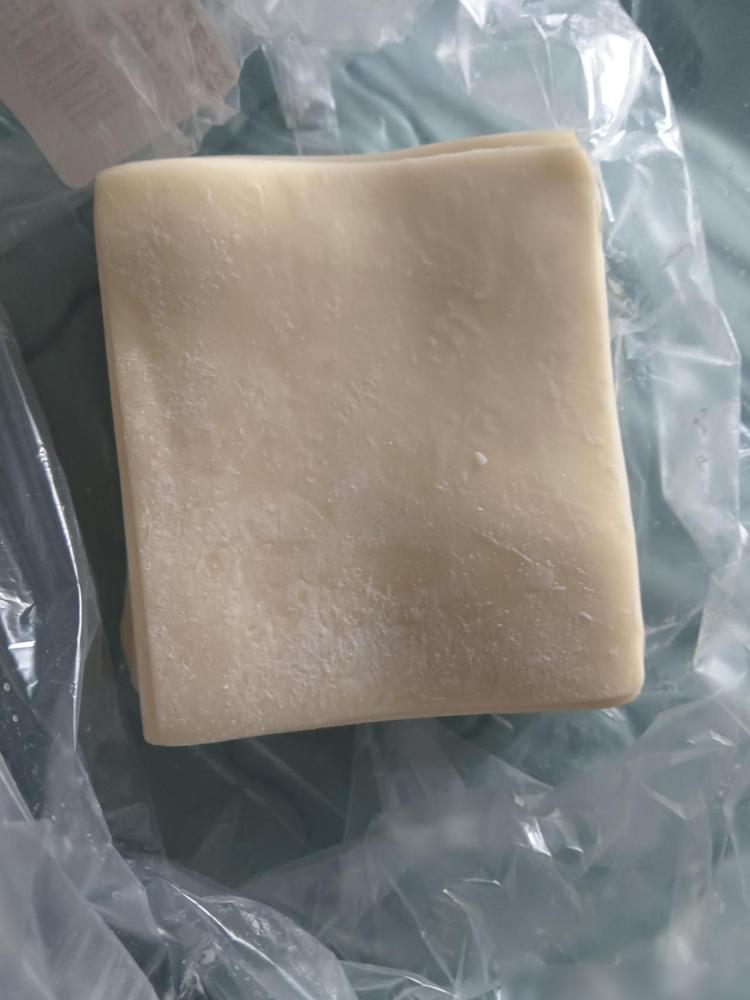 我买了一点馄饨皮，然后在小公园聊天。

旁边一位中年妇女看了看，说她平时买的是肉