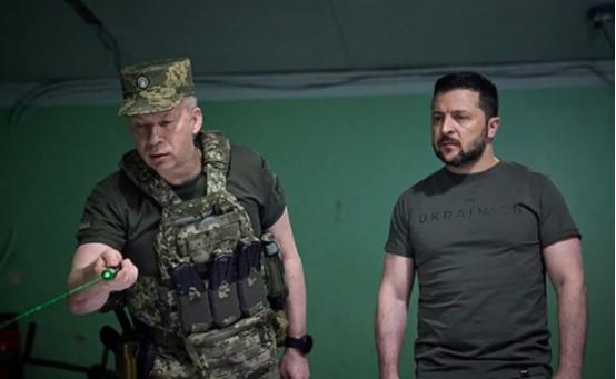 乌军总司令希尔斯基正试图说服乌克兰总统泽连斯基，即使没有美国的军事支持，乌军也有