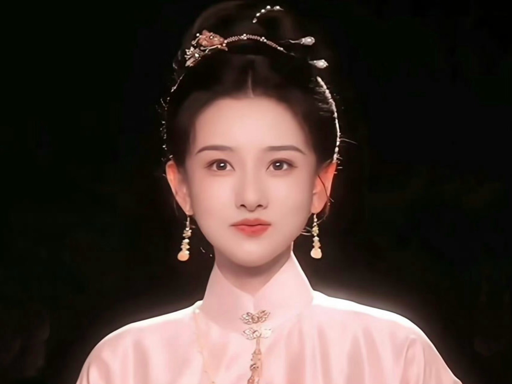 宋祖儿表妹万福发型 宋祖儿在《表妹万福》里面的造型好像小兔子哦，粉嘟嘟的，不得不