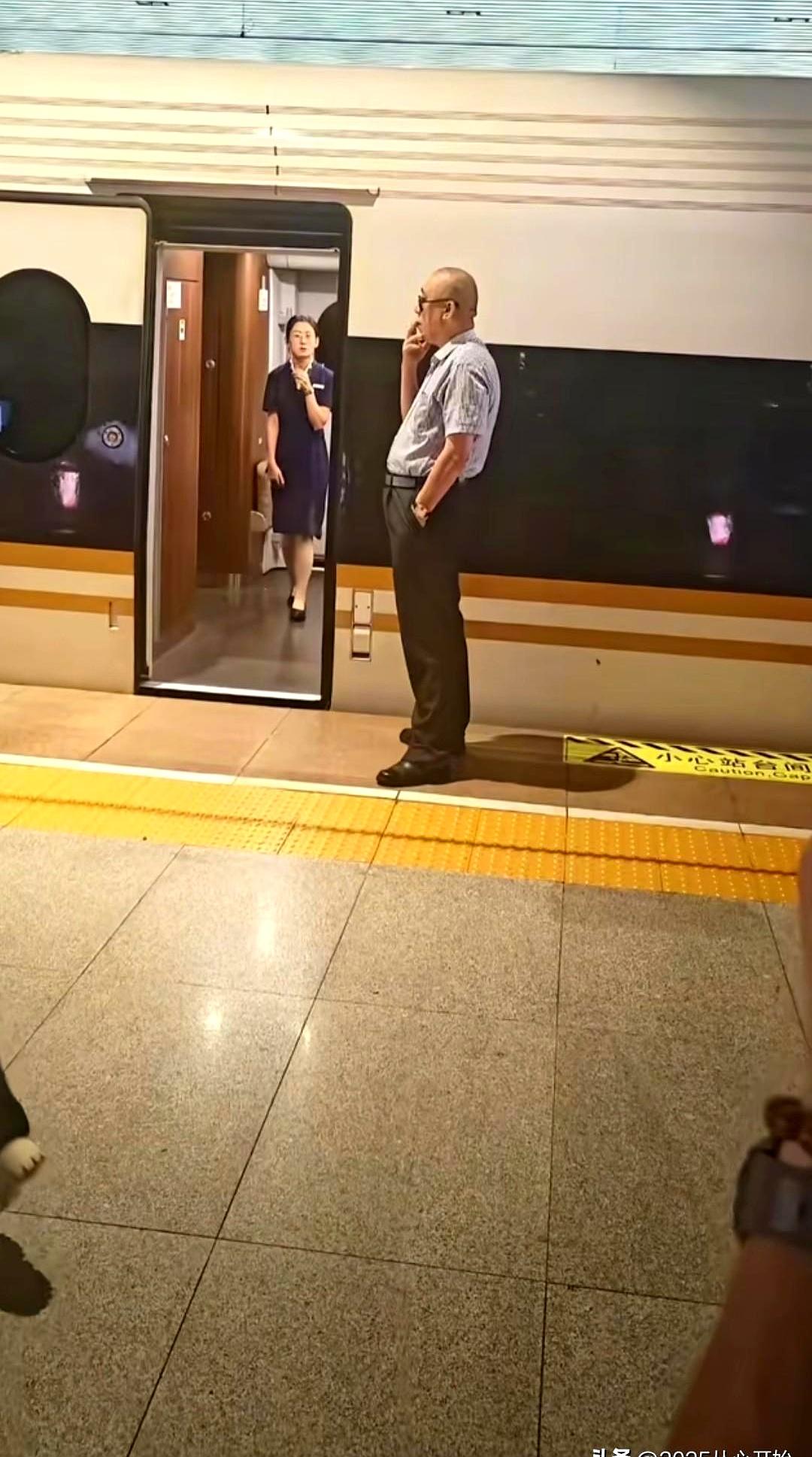 离动车只剩几分钟了，还站在门口抽烟？
这画面一出来，确实挺抓眼。
最近河南矿山董