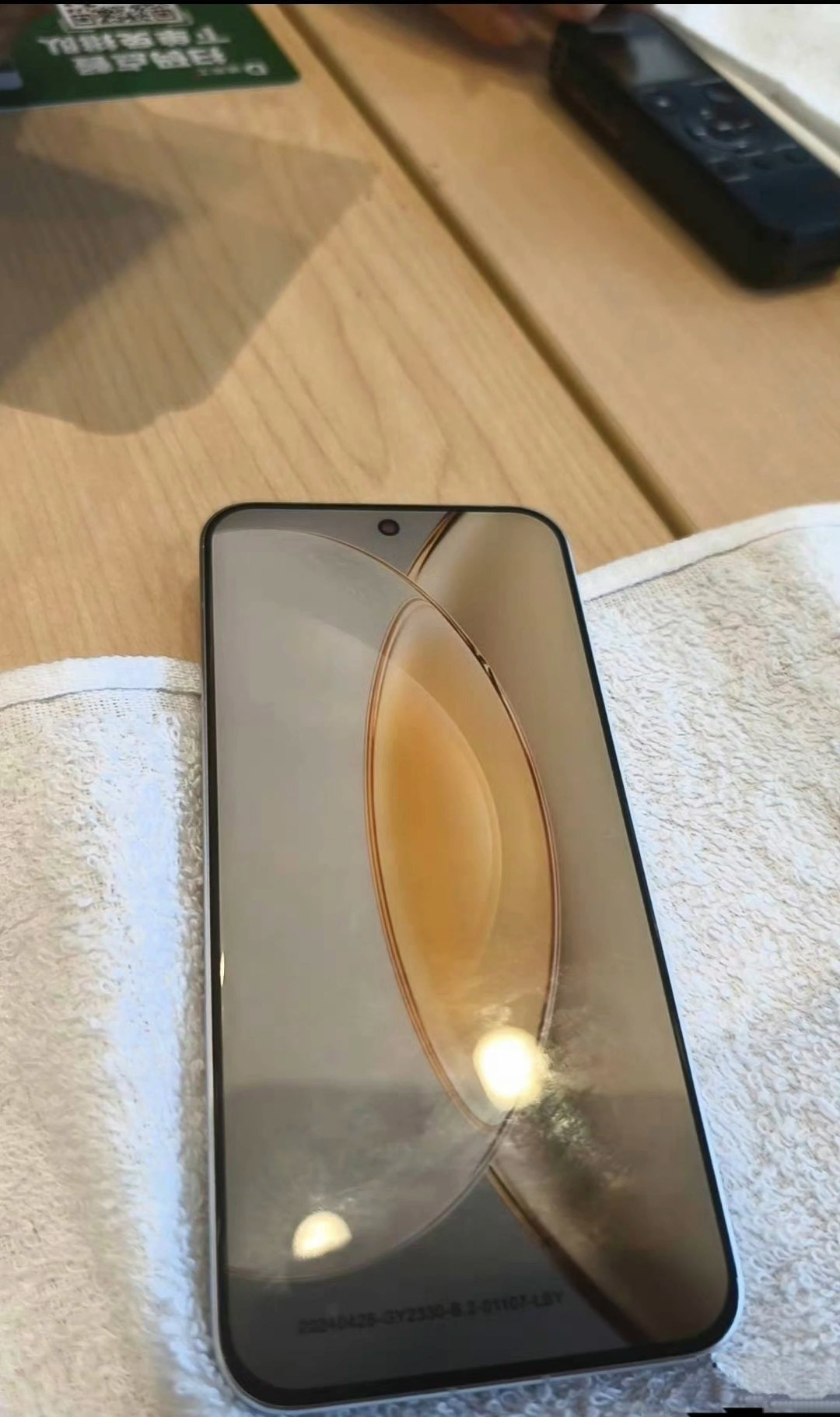 vivo x200被试探性曝光了一下，居中模组，1.5k四等深微曲屏，直角金属中
