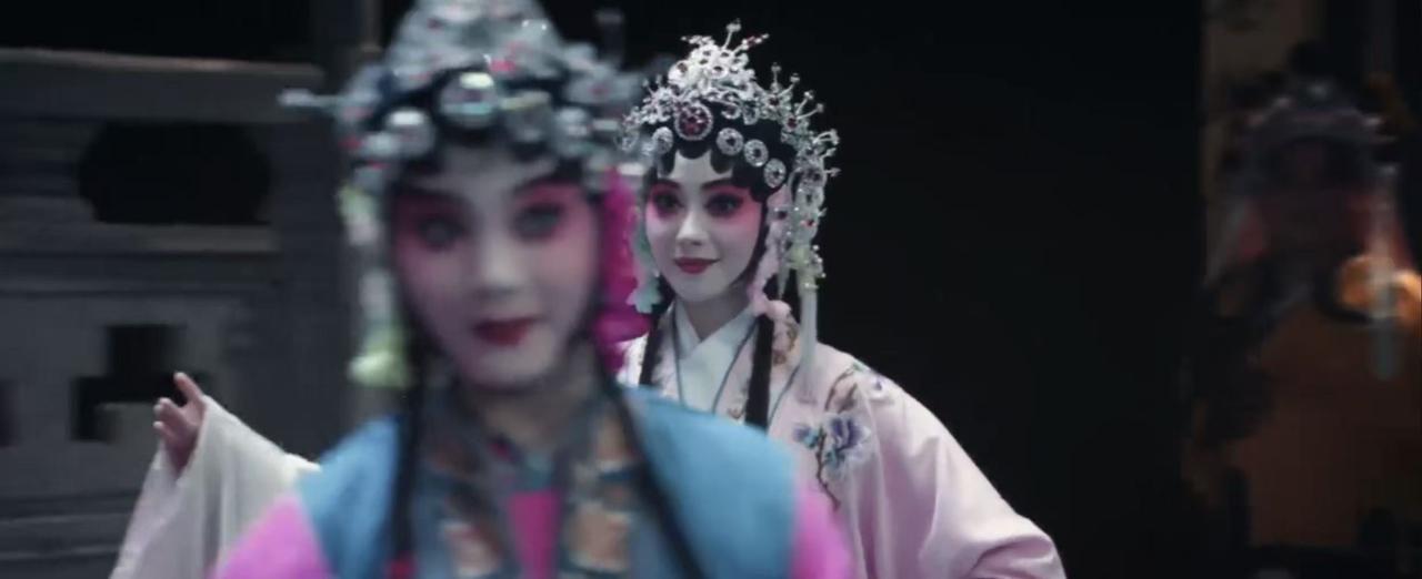 主角终于登场，我除了惊叹刘浩存的演技外，最吸引我的还是台下刘红兵的表现。

台上