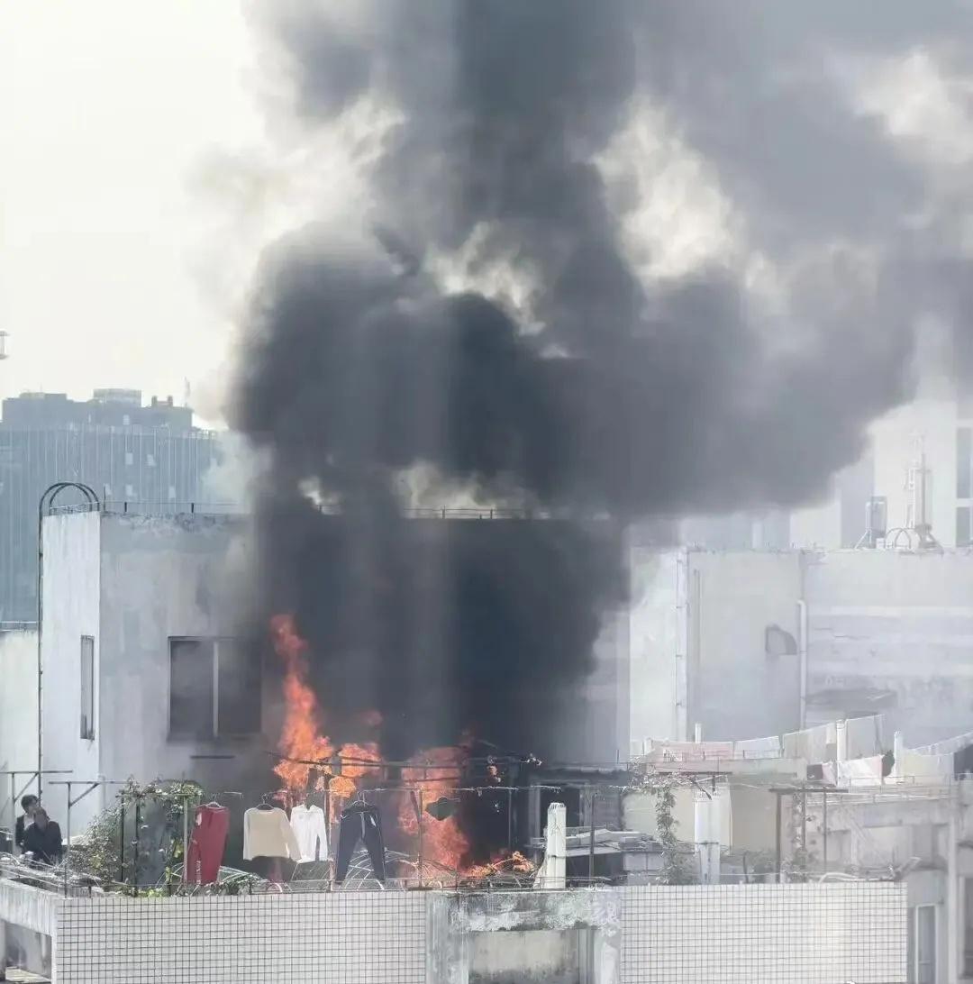 转发小区群：发现这样的邻居立刻投诉！→楼道、楼顶、地下停车场等小区公共空间，是全